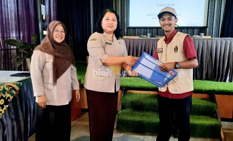 Sekretaris Bapenda Kabupaten Blitar, Sisilia Dyah Kristiani menyerahkan peralatan Pendataan Bangunan kepada perangkat desa secara simbolis. (blok-a.com/Fajar)