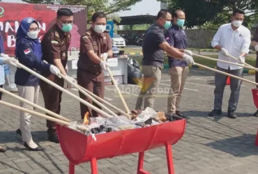 Pemusnahan barang bukti narkoba dan uang palsu di halaman kejari kota Mojokerto.(blok-a.com/Syahrul Wijaya)