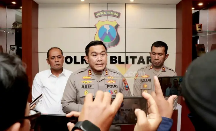 Kapolres Blitar, AKBP Arif Fazlurrahman memberikan penjelasan terkait kasus kasus perundungan di SMP Negeri 3 Doko. (blok-a.com/Fajar)
