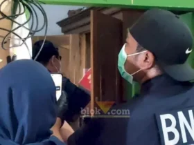 Petugas BNN provinsi jatim dan BNN Kabupaten Mojokerto gerebek rumah pengedar ganja.(blok-a.com/syahrul wijaya)