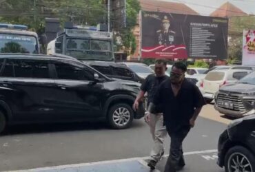 King Abdi saat memenuhi panggilan Satreskrim Polresta Malang Kota terkait Toko Miras Sari Jaya 25 (tangkapan layar)