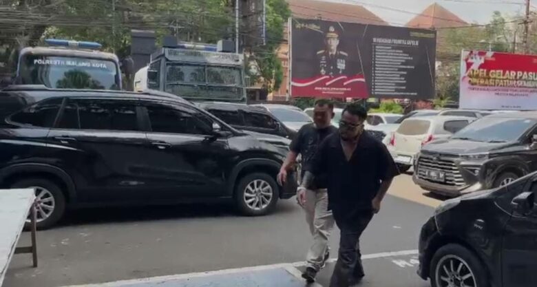 King Abdi saat memenuhi panggilan Satreskrim Polresta Malang Kota terkait Toko Miras Sari Jaya 25 (tangkapan layar)