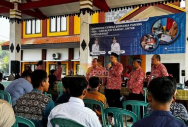 Petugas saat memberikan pelayanan kepada warga yang urus Adminduk di Kecamatan Trowulan.(blok-a.com/Syahrul Wijaya)