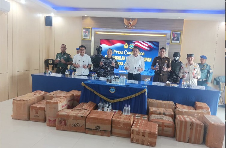 Lanal Banyuwangi berhasil gagalkan penyelundupan ribuan botol minuman keras jenis arak Bali ke Pulau Jawa, Minggu (27/7/2025).(dok Lanal Banyuwangi untuk blok-a.com)