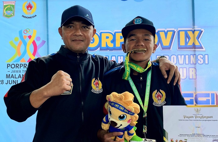 Kepala Dispora Kabupaten Blitar, Anindya Putra Robertus bersama Ahdan Willy Nur Karisma, atlet selam peraih medali emas di Porprov Jatim IX 2025. (blok-a.com/Fajar)