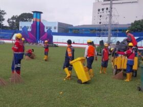 Anggota DLH Kota Malang saat membersihkan sampah di area stadion gajayana seusai gelaran Porprov IX Jawa Timur (DLH Kota Malang)