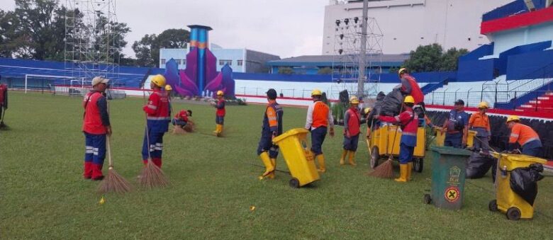 Anggota DLH Kota Malang saat membersihkan sampah di area stadion gajayana seusai gelaran Porprov IX Jawa Timur (DLH Kota Malang)