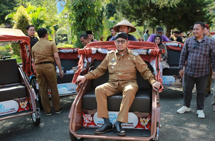 Bupati Sumenep Achmad Fauzi menjajal naik becak listrik bantuan Presiden,