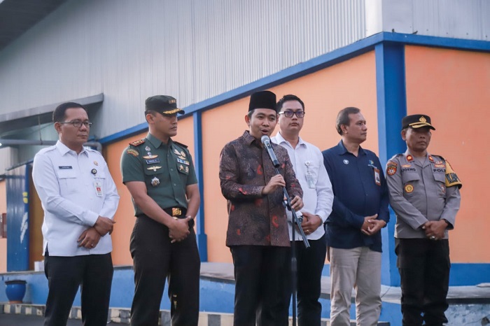 Bupati Jember memberikan sambutan dalam penyaluran bantuan pangan tahap kedua di Kantor Perum Bulog Cabang Jember, Senin (21/7/2025). (Foto: Diskominfo Jember for blok-a.com)