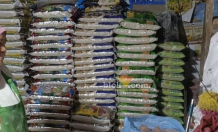 Imbas peredaran beras oplosan, beras medium langka di sejumlah pasar daerah Banyuwangi, Sabtu (19/7/2025). (blok-a.com/Kuryanto)