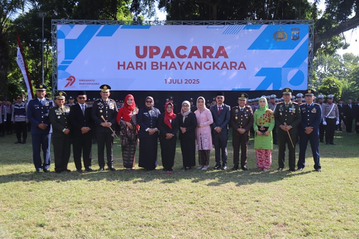 Foto bersama Polres Magetan usai Upacara Peringatan Hari Bhayangkara ke-79 di Alun-alun Magetan, Selasa (1/7/2025).