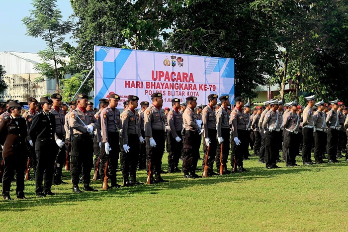 Upacara peringatan HUT Bhayangkara ke-79 di lapangan Kelurahan Bendo, Kecamatan Kepanjenkidul. (blok-a.com/Fajar)