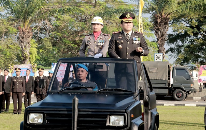Kapolres Blitar, AKBP Arif Fazlurrahman pimpin upacara peringatan Hari Ulang Tahun Bhayangkara ke-79 di di halaman Kantor Pemerintah Kabupaten Blitar, Kanigoro. (blok-a.com/Fajar)