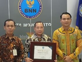 Kepala BNNK Kota Mojokerto bersama kepala sekolah SMPN 4 dan lurah Gunung Gedangan.(blok-a.com/Syahrul Wijaya)