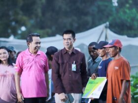 Bupati Jember didamping Kepala BPJS Ketenagakerjaan Cabang Jember memberikan bantuan Jamsostek secara simbolis, Sabtu (12/7/2025). (Foto: Diskominfo Jember for blok-a.com)