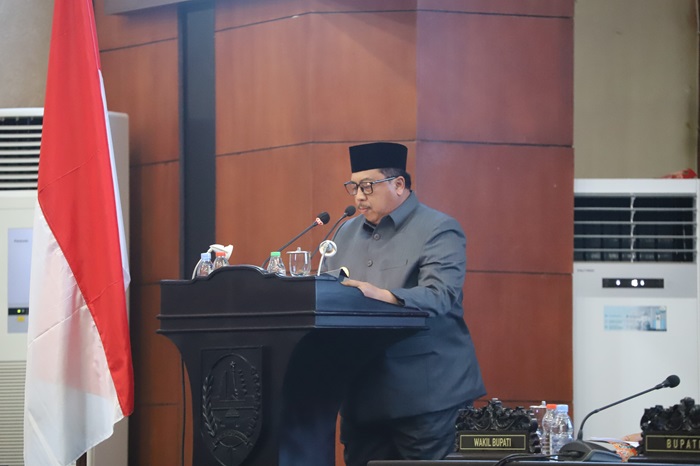 Bupati Jombang Warsubi sampaikan RAPBD 2025 dalam paripurna di gedung DPRD.(Kominfo)