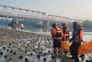 Pencarian terhadap Sie Yusafad (21), pemuda asal Desa Karangpuri, Kecamatan Wonoayu, Sidoarjo, yang tenggelam di Sungai Rolak Songo, Desa Lengkong, Kecamatan Mojoanyar, Kabupaten Mojokerto