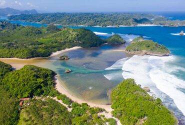 Keindahan Pemandangan Pantai Teluk Asmara di Kabupaten Malang (Fto:royalole2.com/blok-a.com)