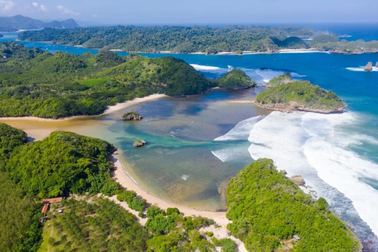 Keindahan Pemandangan Pantai Teluk Asmara di Kabupaten Malang (Fto:royalole2.com/blok-a.com)