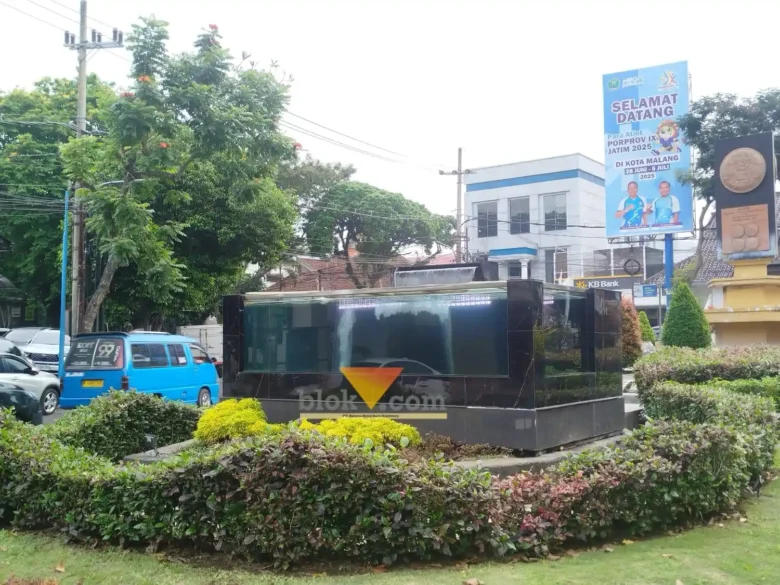 Akuarium yang berada di Taman Adipura kosong akibat Ikan Koi yang mati karena terputusnya aliran listrik (blok-a.com / Yogga Ardiawan)