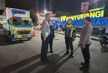 Caption : Jajaran Polresta Banyuwangi mengerahkan kekuatan penuh mengatasi penumpukan kendaraan yang terjadi di kawasan Pelabuhan Ketapang, Rabu (16/7/2025) malam. (Blok-a.com/Kuryanto)