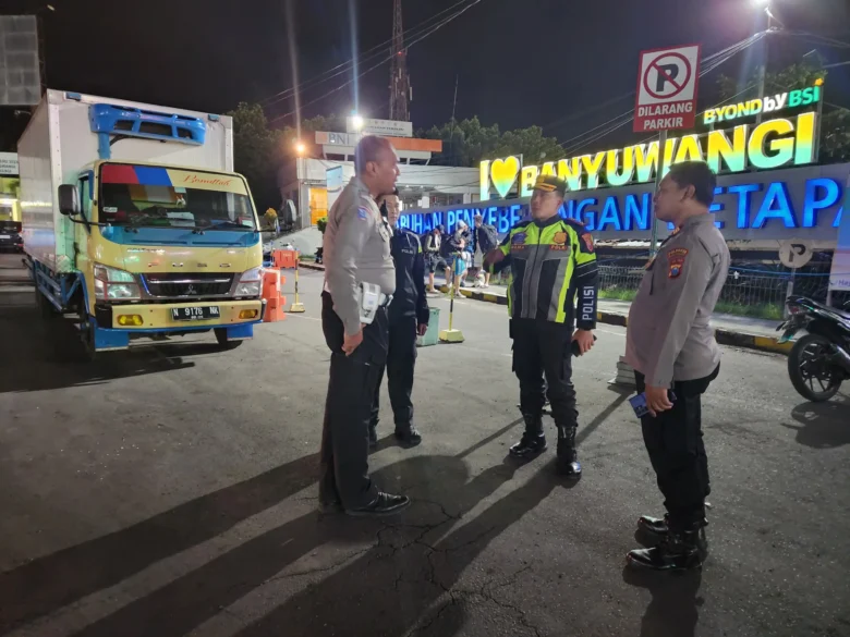 Caption : Jajaran Polresta Banyuwangi mengerahkan kekuatan penuh mengatasi penumpukan kendaraan yang terjadi di kawasan Pelabuhan Ketapang, Rabu (16/7/2025) malam. (Blok-a.com/Kuryanto)