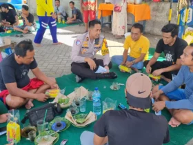 Caption : Kasat Lantas Polresta Banyuwangi, Kompol Elang Prasetyo saat ngopi bareng bersama sejumlah sopir truk sambil menyampaikan pesan keselamatan lalu lintas, Sabtu (19/7/2025)(blok-a.com/Kuryanto).