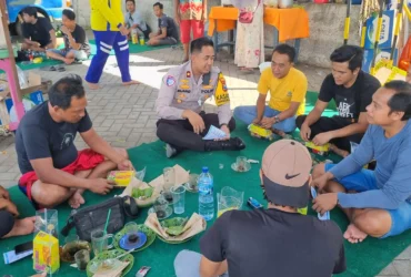 Caption : Kasat Lantas Polresta Banyuwangi, Kompol Elang Prasetyo saat ngopi bareng bersama sejumlah sopir truk sambil menyampaikan pesan keselamatan lalu lintas, Sabtu (19/7/2025)(blok-a.com/Kuryanto).