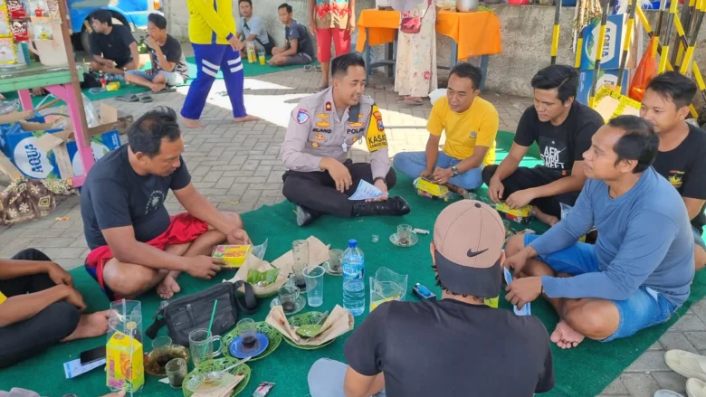 Caption : Kasat Lantas Polresta Banyuwangi, Kompol Elang Prasetyo saat ngopi bareng bersama sejumlah sopir truk sambil menyampaikan pesan keselamatan lalu lintas, Sabtu (19/7/2025)(blok-a.com/Kuryanto).