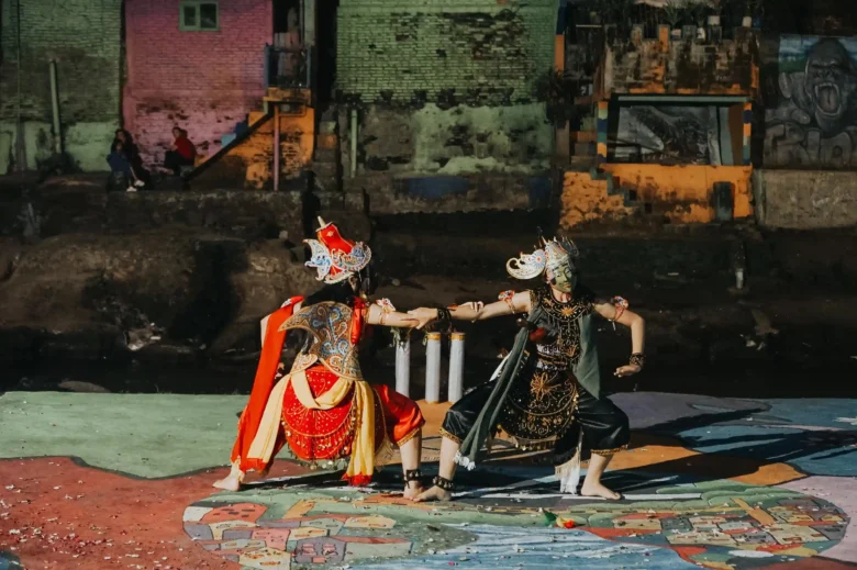 Suasana meriah dan penuh makna mewarnai puncak perayaan Festival Kali Brantas #4 di Kampung Warna-Warni Jodipan, Minggu (27/7/2025)