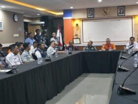 Kepala Kantor SAR Surabaya, Nanang Sigit, selaku Koordinator SMC saat konferensi pers virtual dari Surabaya bersama unsur gabungan SAR di Pelabuhan ASDP Ketapang, Senin (21/7/2025). (Istimewa)