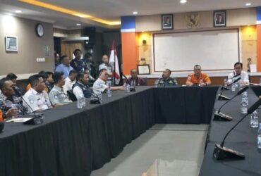 Kepala Kantor SAR Surabaya, Nanang Sigit, selaku Koordinator SMC saat konferensi pers virtual dari Surabaya bersama unsur gabungan SAR di Pelabuhan ASDP Ketapang, Senin (21/7/2025). (Istimewa)