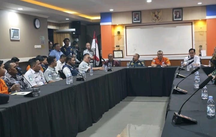 Kepala Kantor SAR Surabaya, Nanang Sigit, selaku Koordinator SMC saat konferensi pers virtual dari Surabaya bersama unsur gabungan SAR di Pelabuhan ASDP Ketapang, Senin (21/7/2025). (Istimewa)