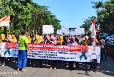 Warga Kaligoro yang melakukan demo di Mapolda Jatim.(blok-a.com/Syahrul Wijaya)
