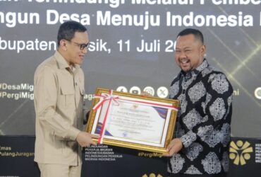 Menteri Pelindungan Pekerja Migran Indonesia (PPMI)/Kepala BP2MI, Abdul Kadir Karding (kiri) bersama Bupati Fandi Akhmad Yani (kanan) saat peluncuran Desa Migran EMAS di Gresik.(Istimewa)