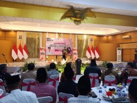 Kepala Dispendik Jember menyampaikan laporan dalam peresmian beasiswa Cinta Bergema, Rabu malam (18/6/2025). (Foto: Istimewa)