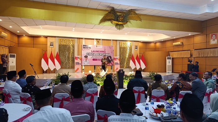 Kepala Dispendik Jember menyampaikan laporan dalam peresmian beasiswa Cinta Bergema, Rabu malam (18/6/2025). (Foto: Istimewa)
