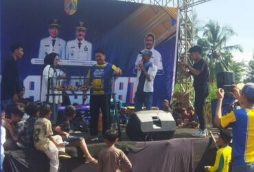 Kepala Dispora Pemkab Jember mengundi doorprize dalam kegiatan jalan sehat, Minggu (15/6/2025). (Foto: Istimewa)