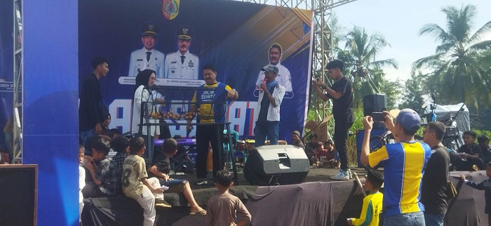 Kepala Dispora Pemkab Jember mengundi doorprize dalam kegiatan jalan sehat, Minggu (15/6/2025). (Foto: Istimewa)