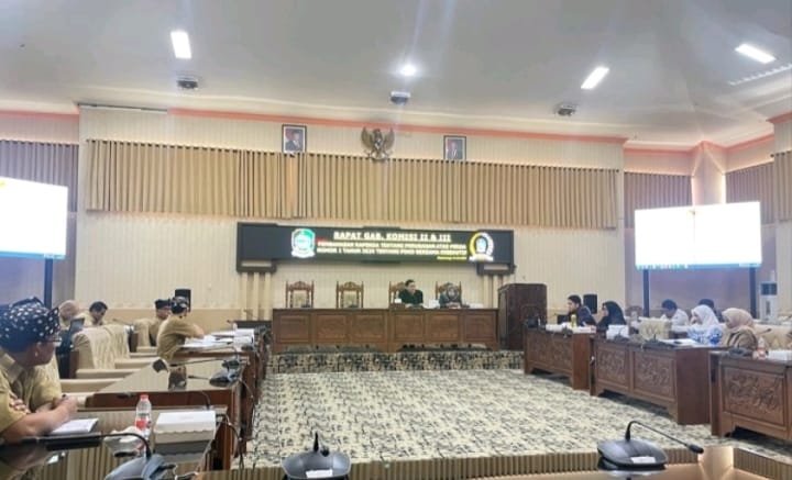 DPRD Banyuwangi melalui Pansus gabungan Komisi II dan III, saat gelar rapat finalisasi pembahasan Raperda Perubahan Perda PDRD, Senin (14/7/2025).