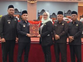 Bupati dan wakil bupati Mojokerto bersama ketua DPRD Kabupaten Mojokerto.(blok-a.com/syahrul wijaya)