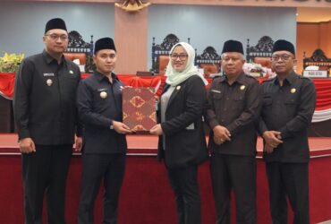 Bupati dan wakil bupati Mojokerto bersama ketua DPRD Kabupaten Mojokerto.(blok-a.com/syahrul wijaya)