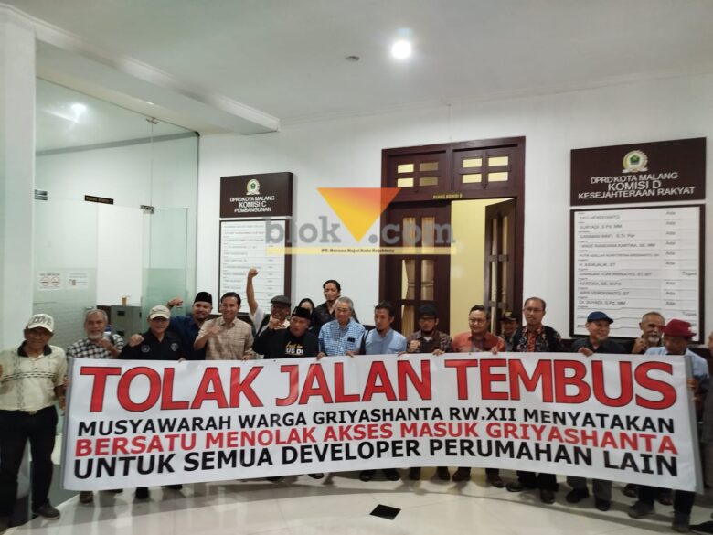 Penolakan warga Griya Santa terkait wacana Jalan Tembus yang digulirkan oleh Pemkot Malang (blok-a.com / Yogga Ardiawan)