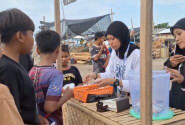 Teks foto : Di Pasar Segoro Desa Campurejo, Panceng, Gresik alat transaksi menggunakan kerang. (blok-a.com/ivan)