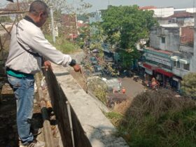 Dari atas, tembok 1 meter di Pasar Besar Malang yang retak dan menimpa salah satu pedagang (istimewa)