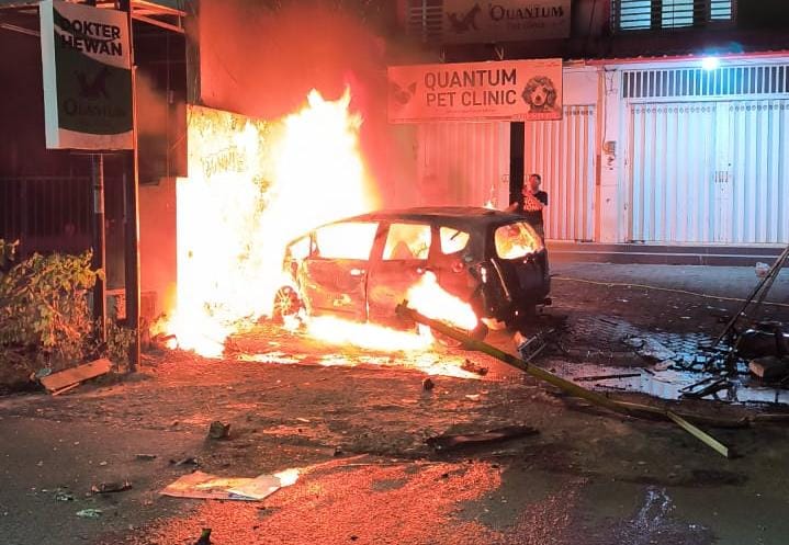 Mobil Honda Jazz terbakar hebat usai menabrak pohon dan lapak bensin eceran di Jalan Danau Bratan, Kelurahan Sawojajar, Kecamatan Kedungkandang, Kota Malang