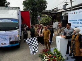 Bupati Mojokerto Albarra melepas ekspor sepatu perdana IKM Mojokerto.(blok-a.com/syahrul wijaya)