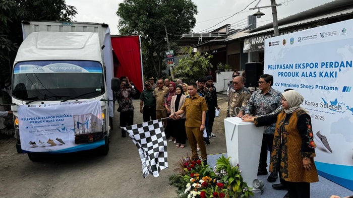 Bupati Mojokerto Albarra melepas ekspor sepatu perdana IKM Mojokerto.(blok-a.com/syahrul wijaya)