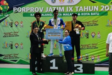 Muhammad Erlang Samudera, saat berhasil meraih medali emas dalam cabor tinju di Porprov IX Jawa Timur (ist)