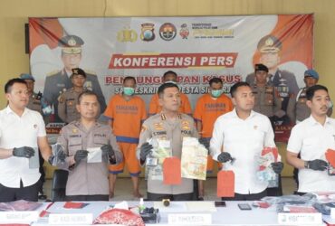 Rilis penangkapan spesialis pencuri ganjal ATM di Polresta Sidoarjo.